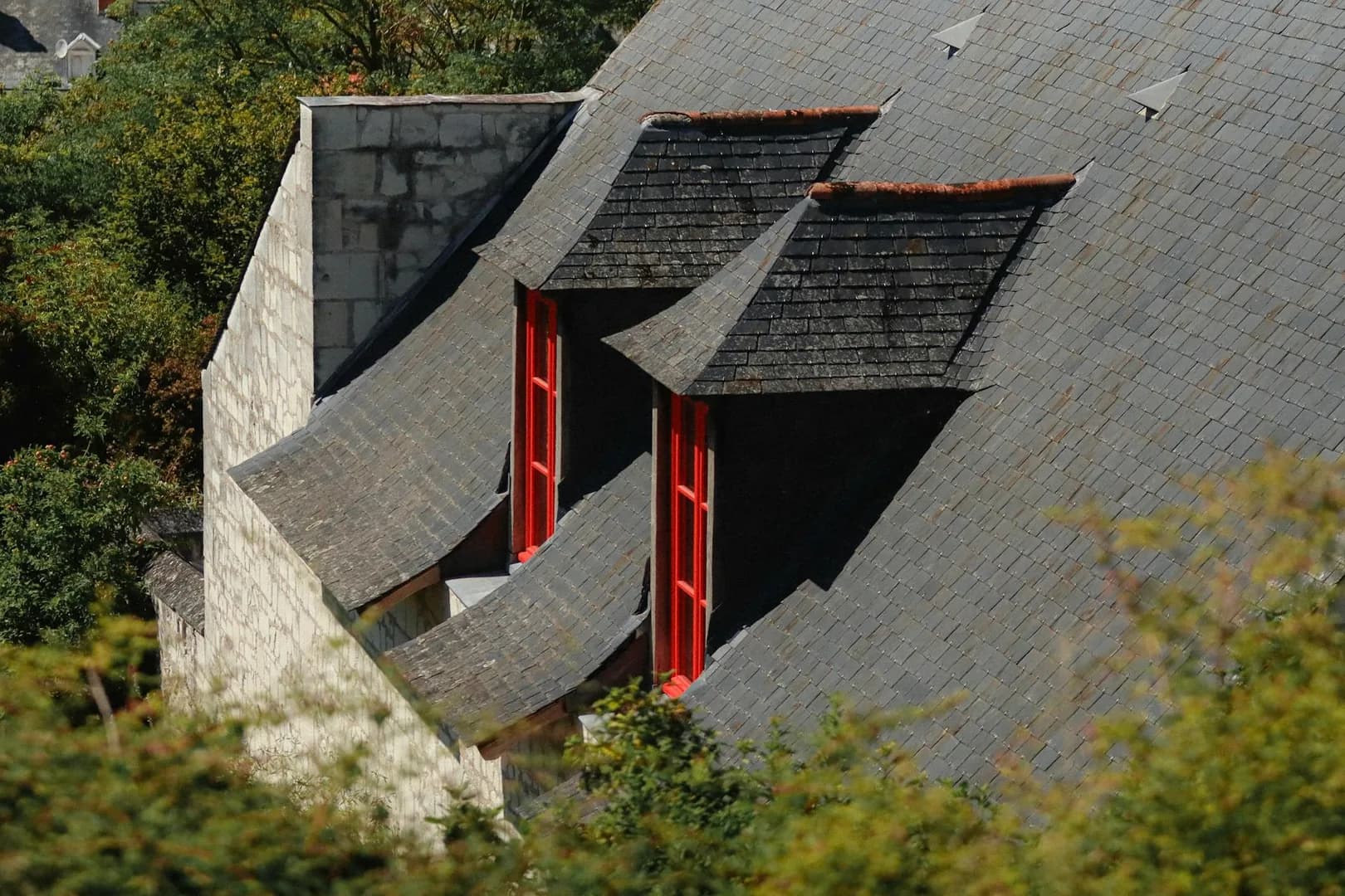 Ardoise naturelle en toiture : avantages, pose et prix au m2
