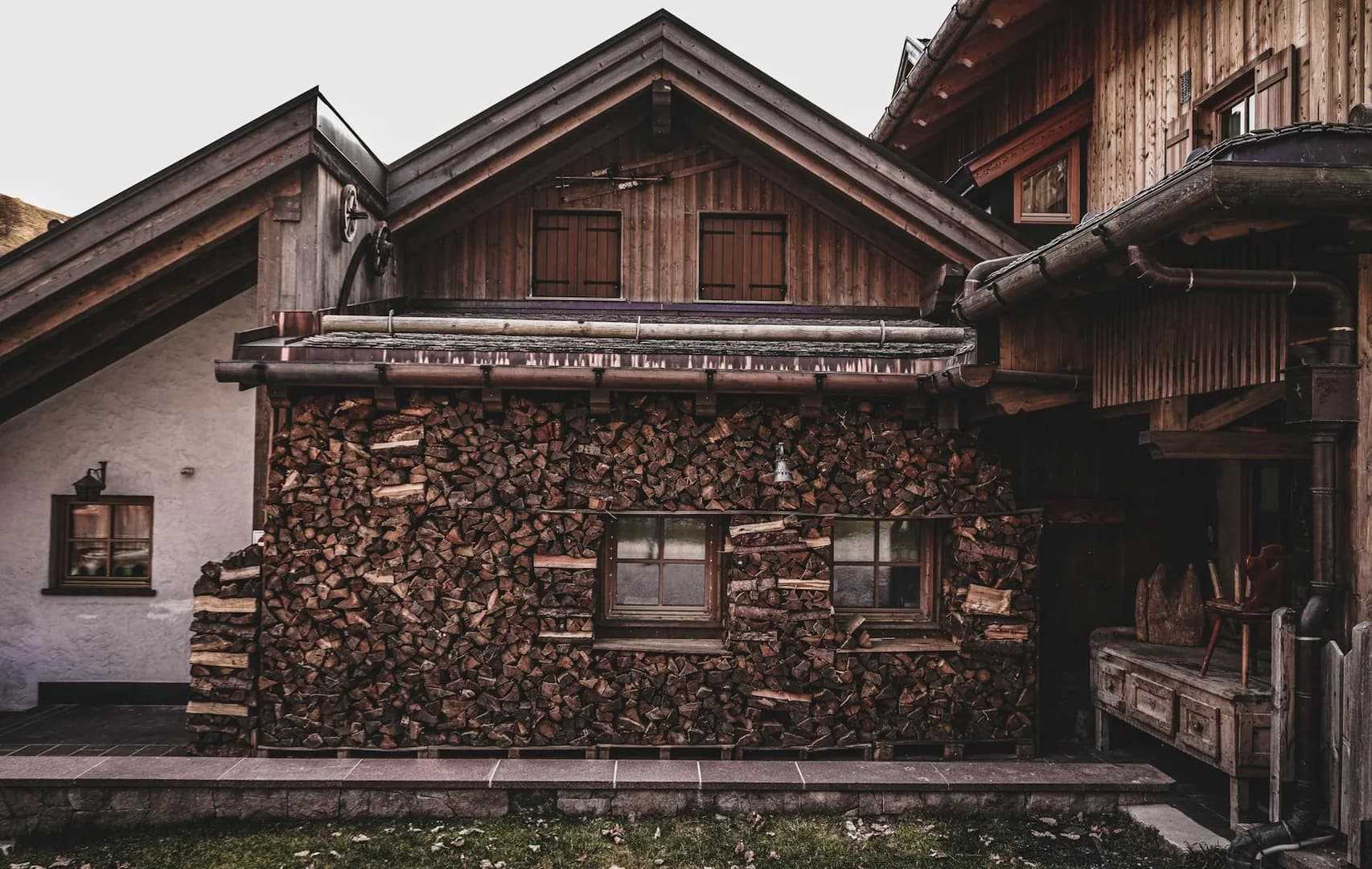 Maison en bois massif : madriers empiles, confort et specificites techniques