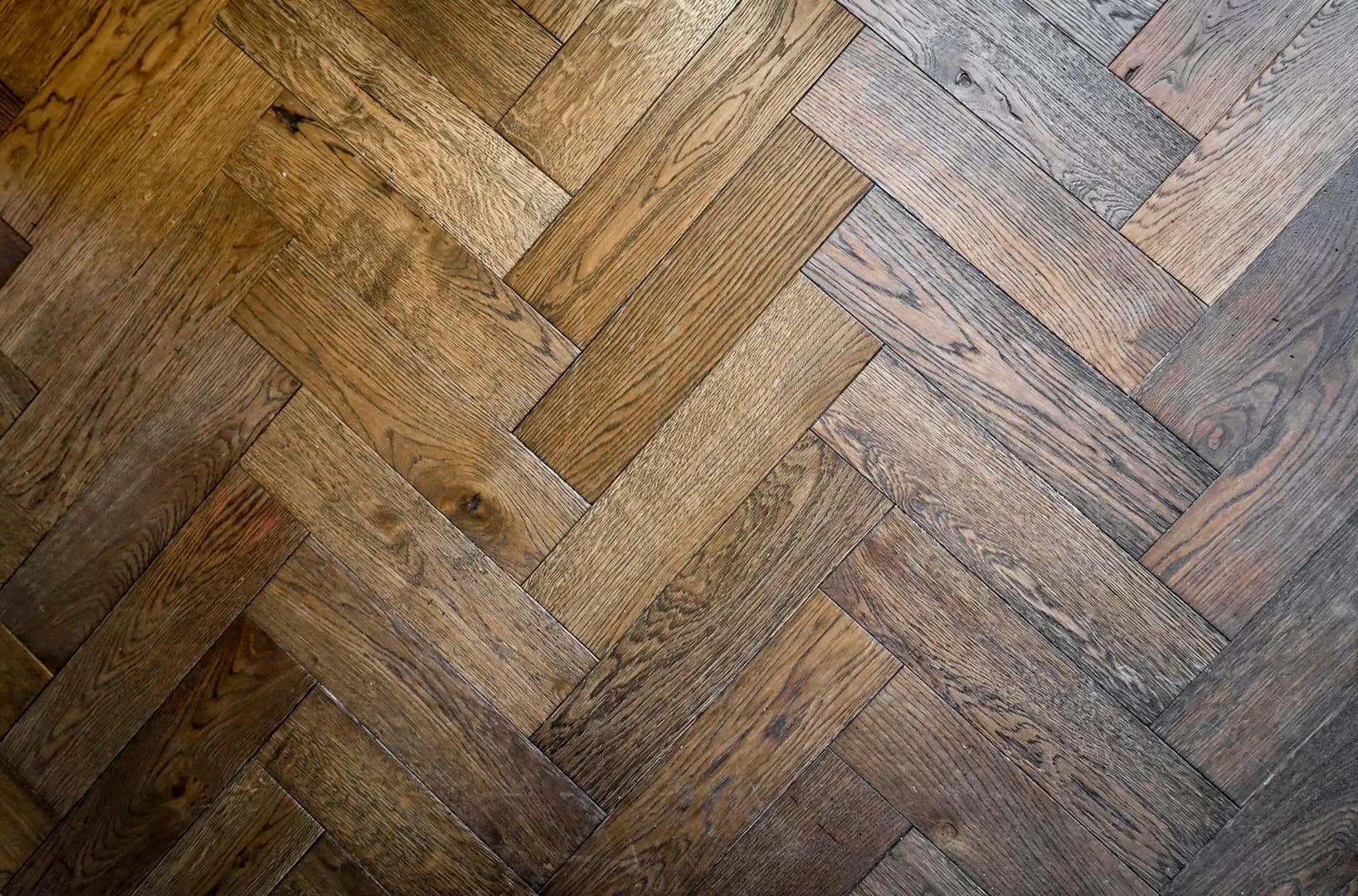 Renovation d'un plancher bois ancien : ponçage, huile et remplacement