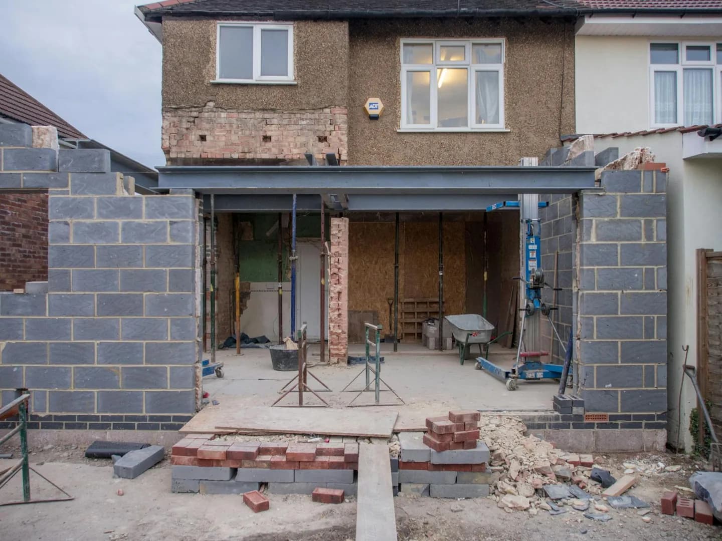 Surelevation de maison : etapes, couts et reglementation