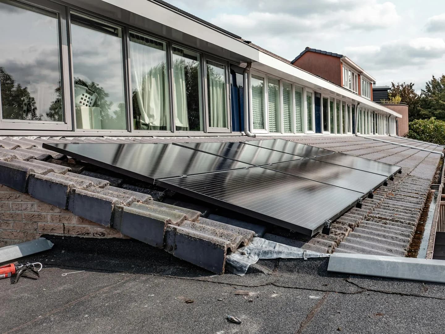 Tuiles photovoltaiques : technologie, rendement et prix en 2025